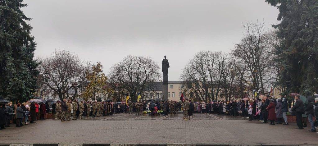 Мешканці Рогатинщини на колінах зустріли полегло бійця Андрія Вивку