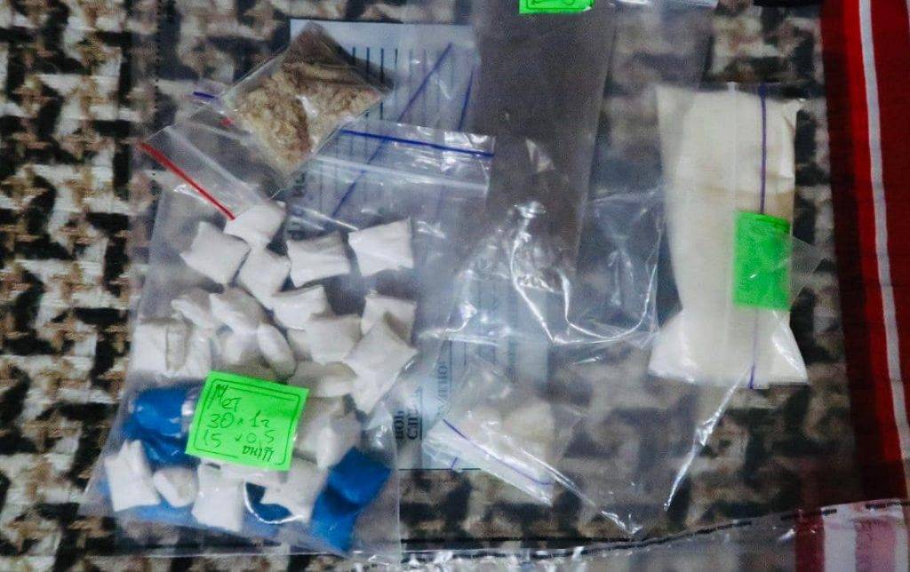 Наркотиків і психотропів на пів мільйона гривень: на Франківщині поліцейські затримали наркодилера