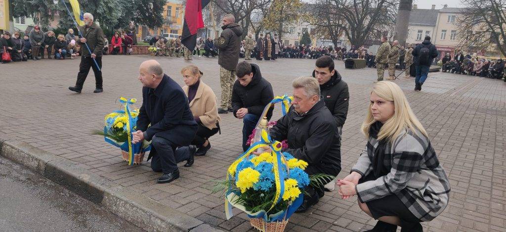 Мешканці Рогатинщини на колінах зустріли полегло бійця Андрія Вивку