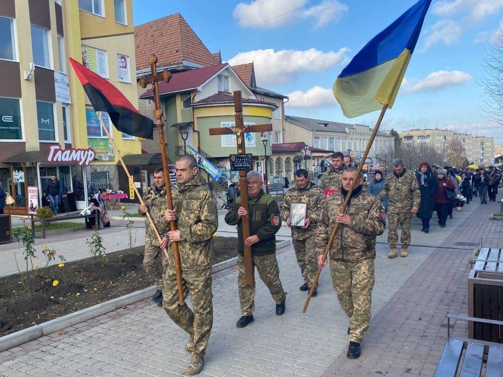 В Городенці провели в останню дорогу захисника Юрія Перная