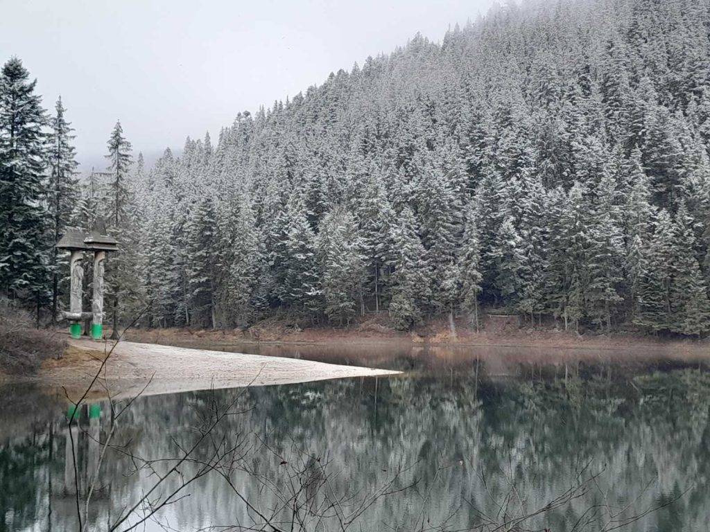 Як виглядає озеро найбільше озеро Карпат Синевир після першого снігу