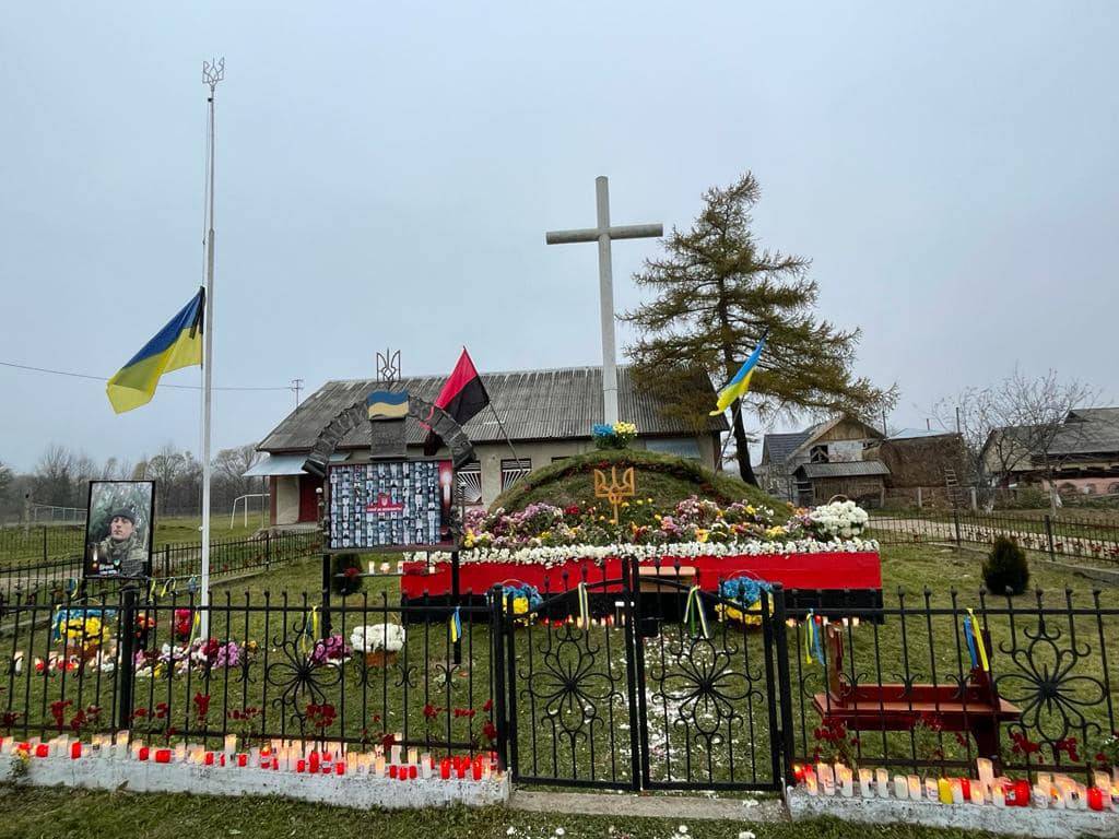 На Рожнятівщині поховали загиблого на війні захисника Романа Близнюка