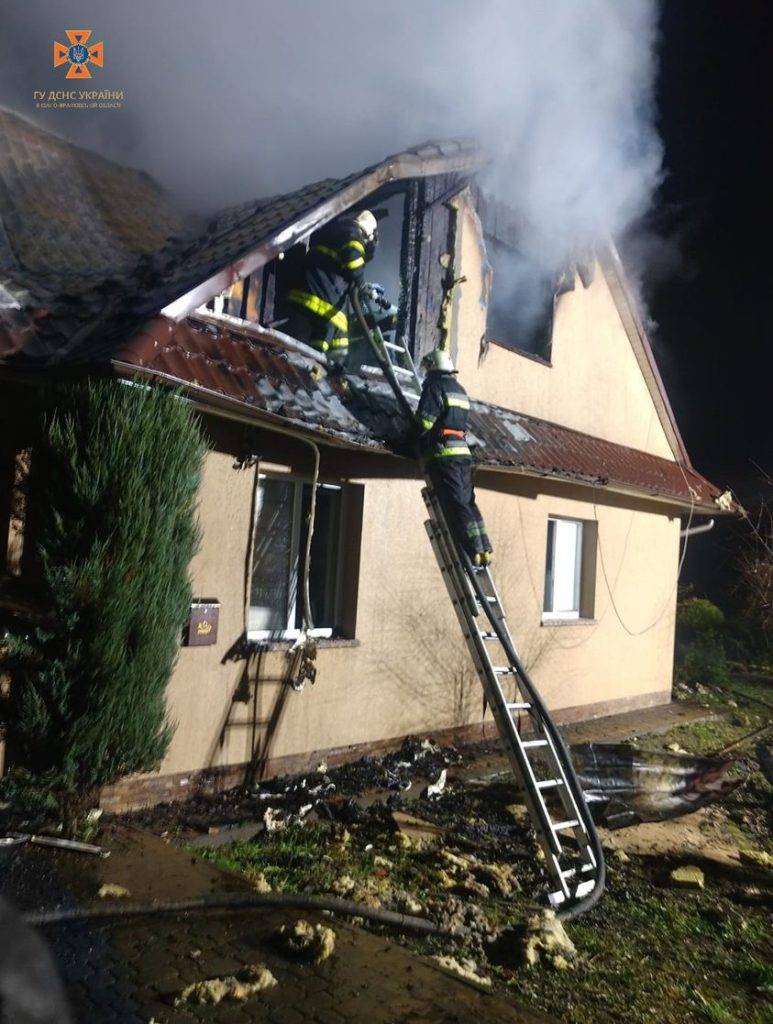 Прикарпатські вогнеборці ліквідували пожежу житлового будинку та врятували три сусідні будівлі