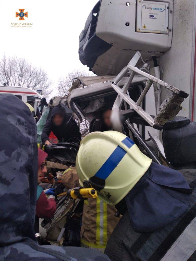 На Франківщині рятувальники діставали з розтрощеної вантажівки постраждалого в ДТП
