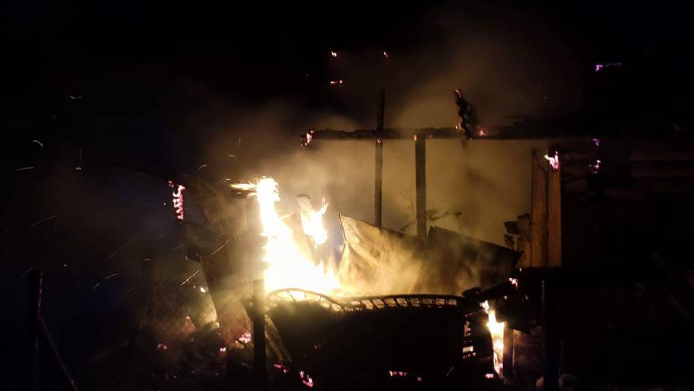 На Богородчанщині рятувальники ліквідували пожежу господарського комплексу