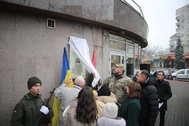 У Франківську встановили памʼятну дошку полеглому на війні Олегу Куцину