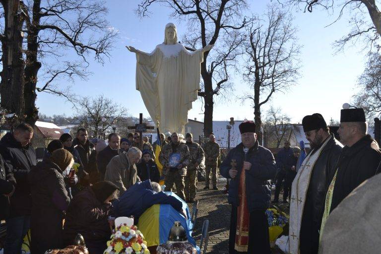 Мешканці Солотвинської громади з почестями зустріли тіло захисника Андрія Огери