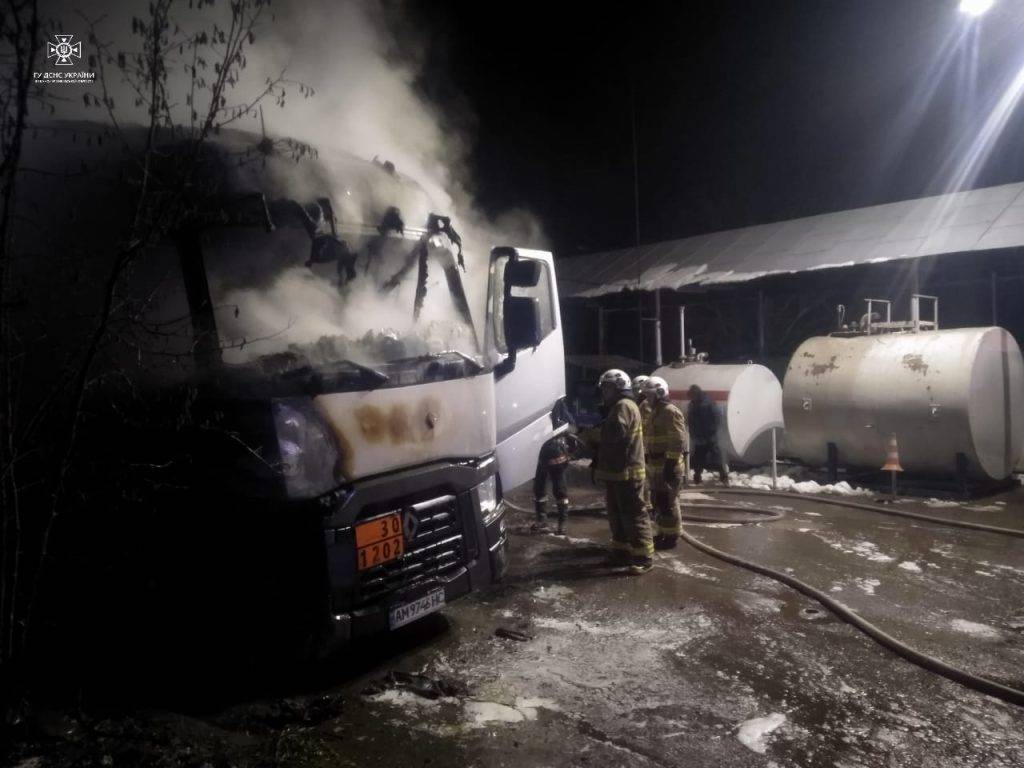 На Прикарпатті горів бензовоз