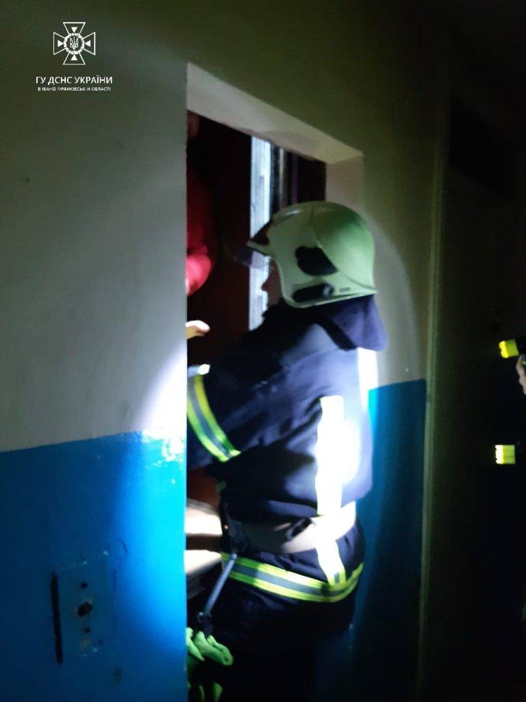У Франківську в ліфті застрягли двоє дорослих та дитина - допомогли рятувальники