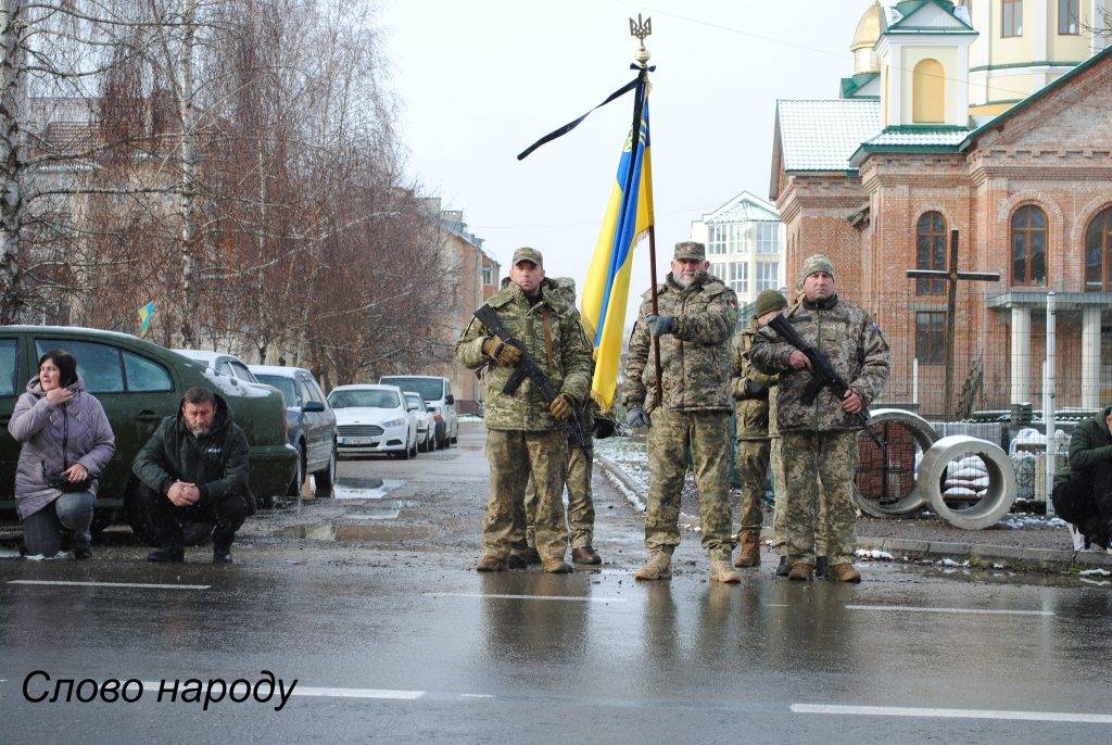 В Богородчанах на колінах зустріли загиблого на війні нацгвардійця Івана Олійника