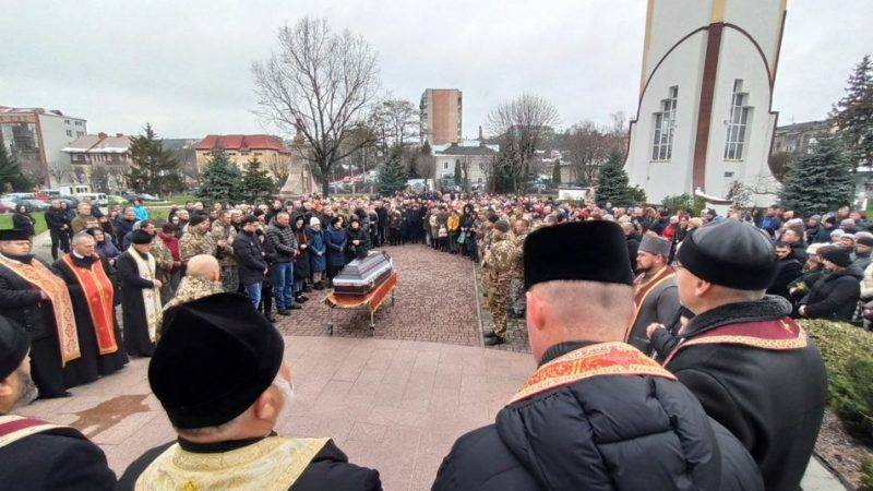 На батьківщині поховали молодого офіцера-розвідника з Франківська Андрія Павлюка