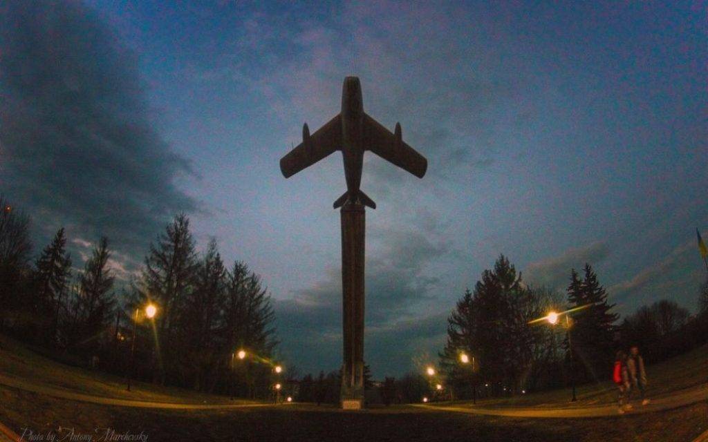 У Тернополі продали радянський пам'ятник, щоб допомогти ЗСУ