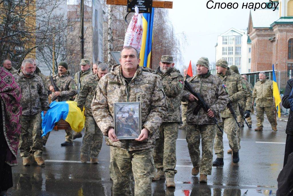 В Богородчанах на колінах зустріли загиблого на війні нацгвардійця Івана Олійника