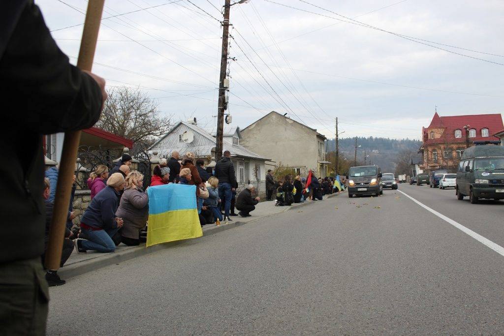 На Франківщині на колінах зустріли кортеж полеглого захисника Володимира Марченка