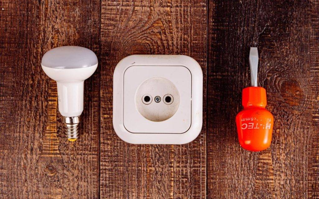 Прикарпатцям на замітку: поради, як захистити техніку та оселю від стрибків напруги