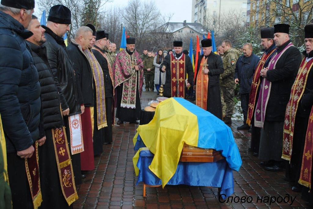 В Богородчанах на колінах зустріли загиблого на війні нацгвардійця Івана Олійника