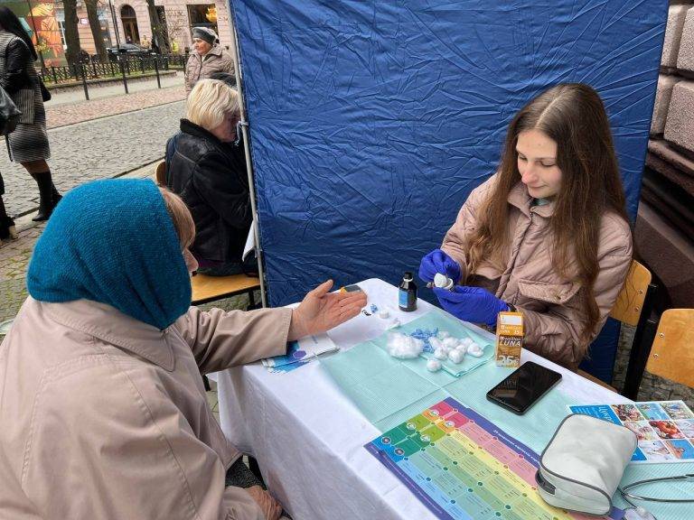 У Франківську безкоштовно вимірювали глюкозу крові та артеріальний тиск