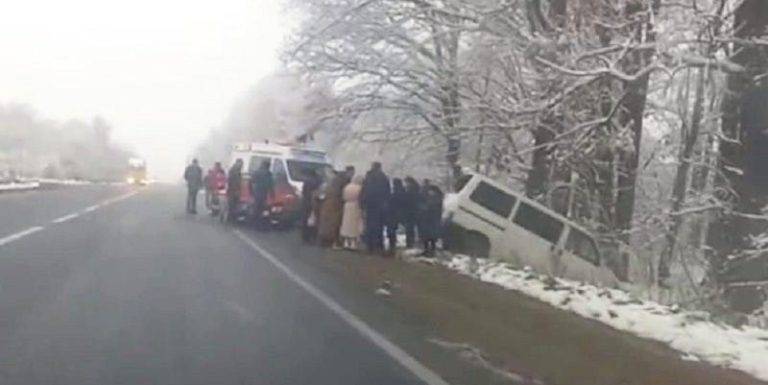 ДТП поблизу Франківська: зіштовхнулись бус та легковик