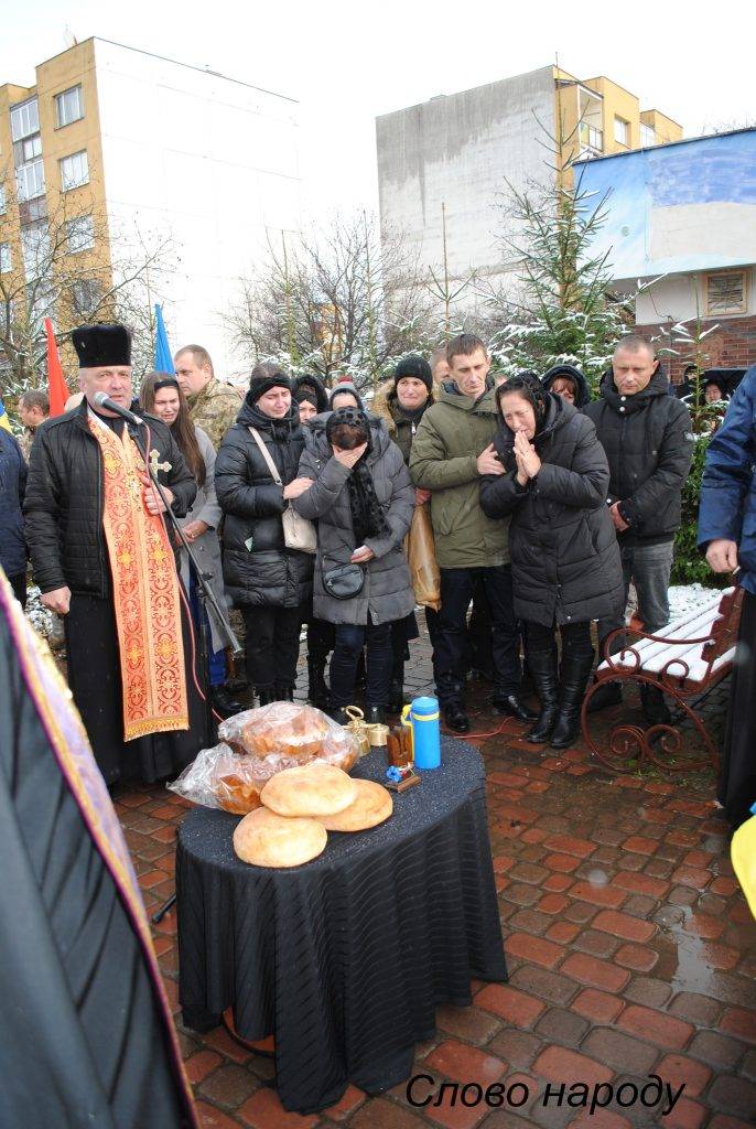 В Богородчанах на колінах зустріли загиблого на війні нацгвардійця Івана Олійника