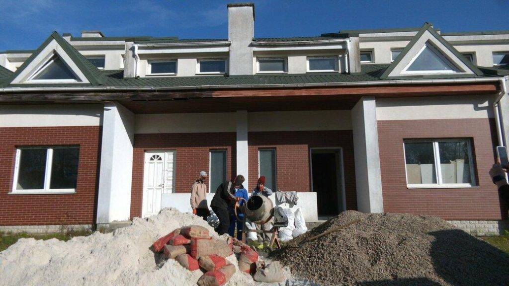 На Франківщині волонтери відновлюють будинок для десятьох дітей з Маріуполя