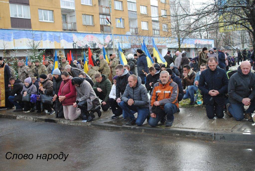 В Богородчанах на колінах зустріли загиблого на війні нацгвардійця Івана Олійника