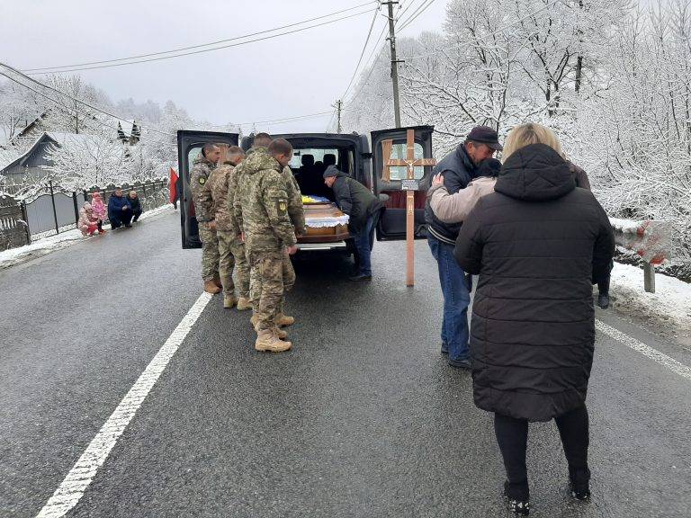 В рідному Делятині зустріли загиблого військовослужбовця Олександра Копчука