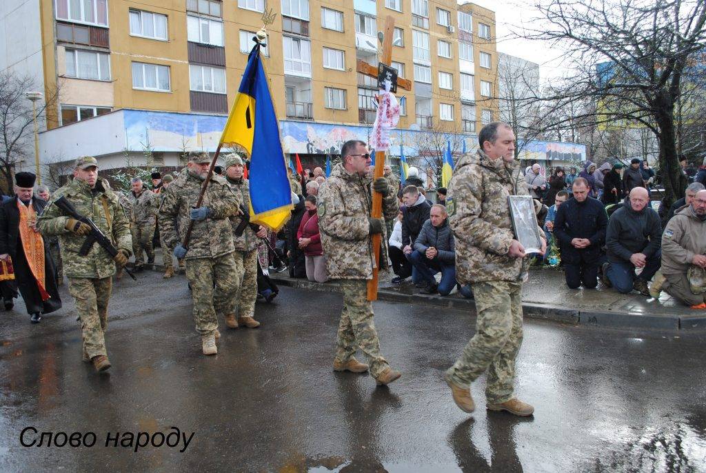 В Богородчанах на колінах зустріли загиблого на війні нацгвардійця Івана Олійника