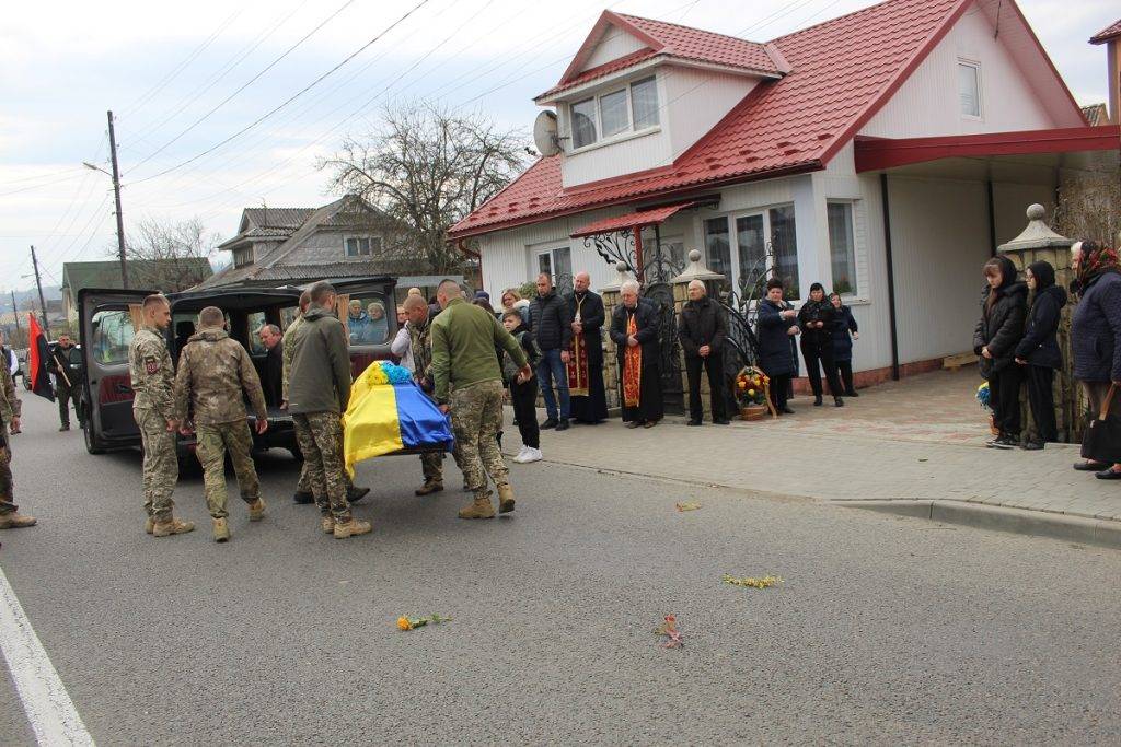 На Франківщині на колінах зустріли кортеж полеглого захисника Володимира Марченка