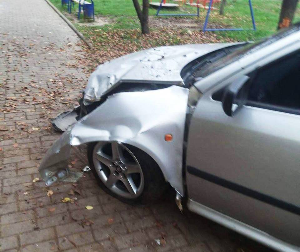 У Франківську п'яний водій протаранив дерево і врізався у житловий будинок