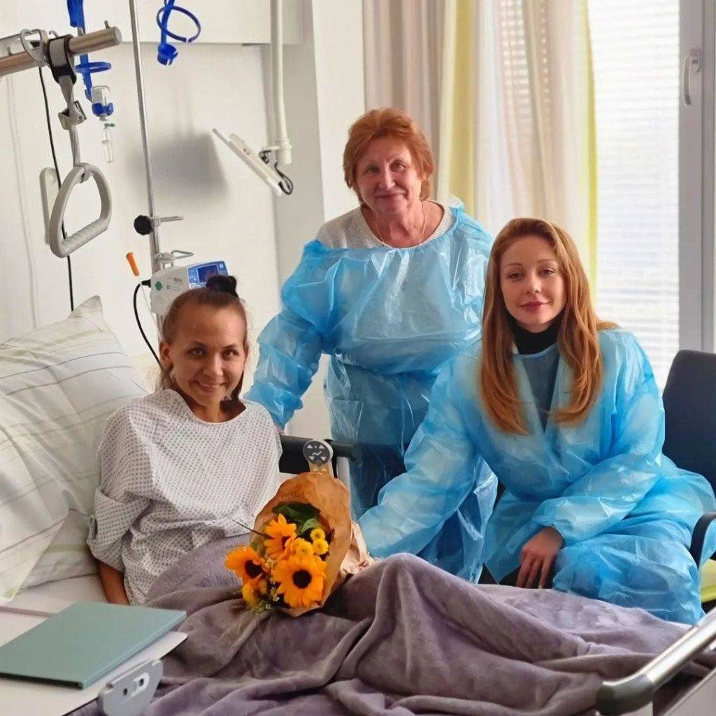 Тіна Кароль несподівано навідала у лікарні поранену через російську ракету рятувальницю