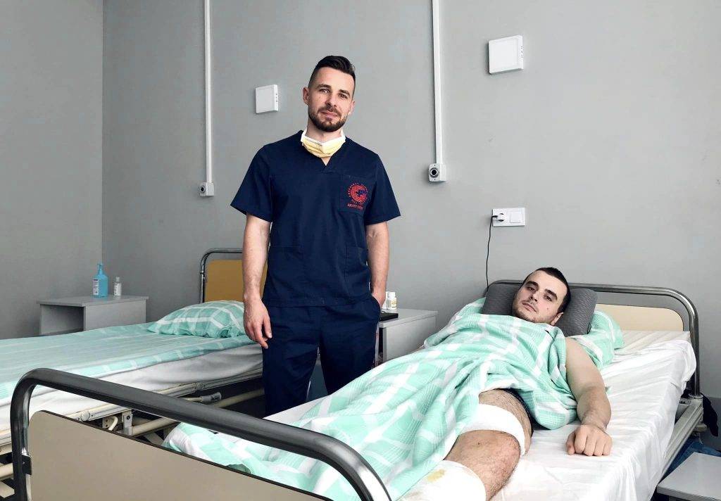 У Львові лікарі виконали надскладну операцію, щоб поранений воїн зміг ходити