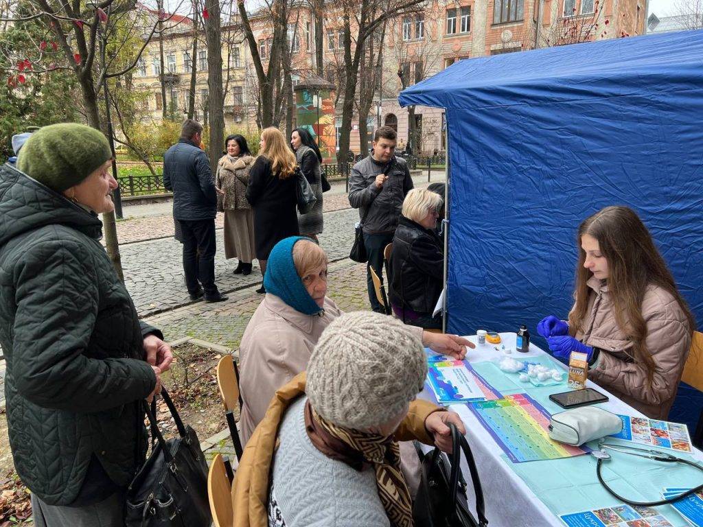 У Франківську безкоштовно вимірювали глюкозу крові та артеріальний тиск