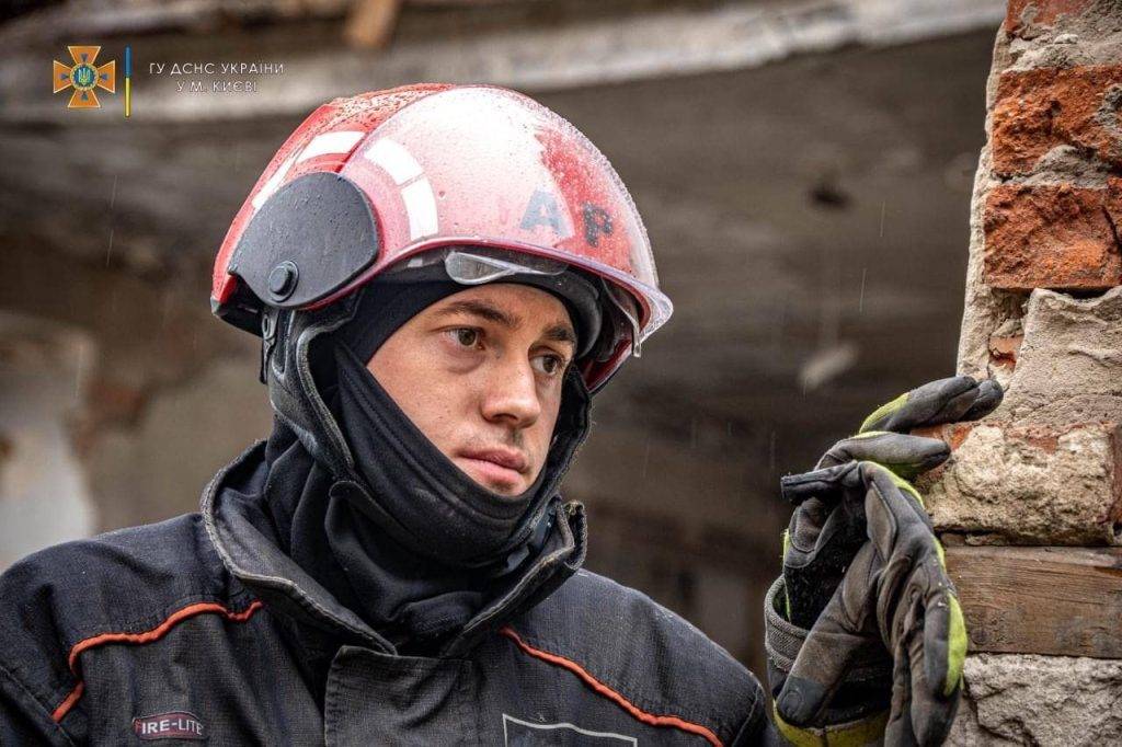 "Ми обов'язково переможемо і все відбудуємо": прикарпатський рятувальник, який працює на місцях прильоту російських ракет