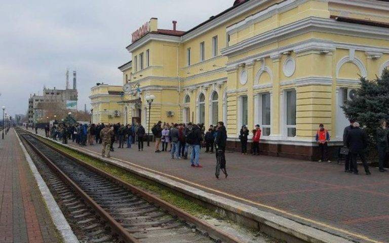 Херсон відновлюється: у місті з'явився потяг, запрацювали банкомати і зв'язок