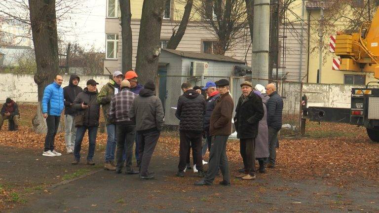 Франківці вийшли на акцію протесту з вимогою перенести мобільну вежу