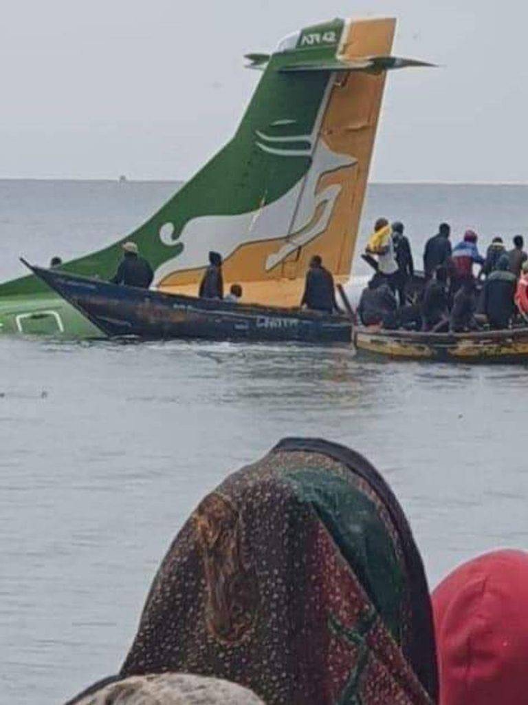 У Танзанії пасажирський літак впав в озеро Вікторія: проводиться рятувальна операція