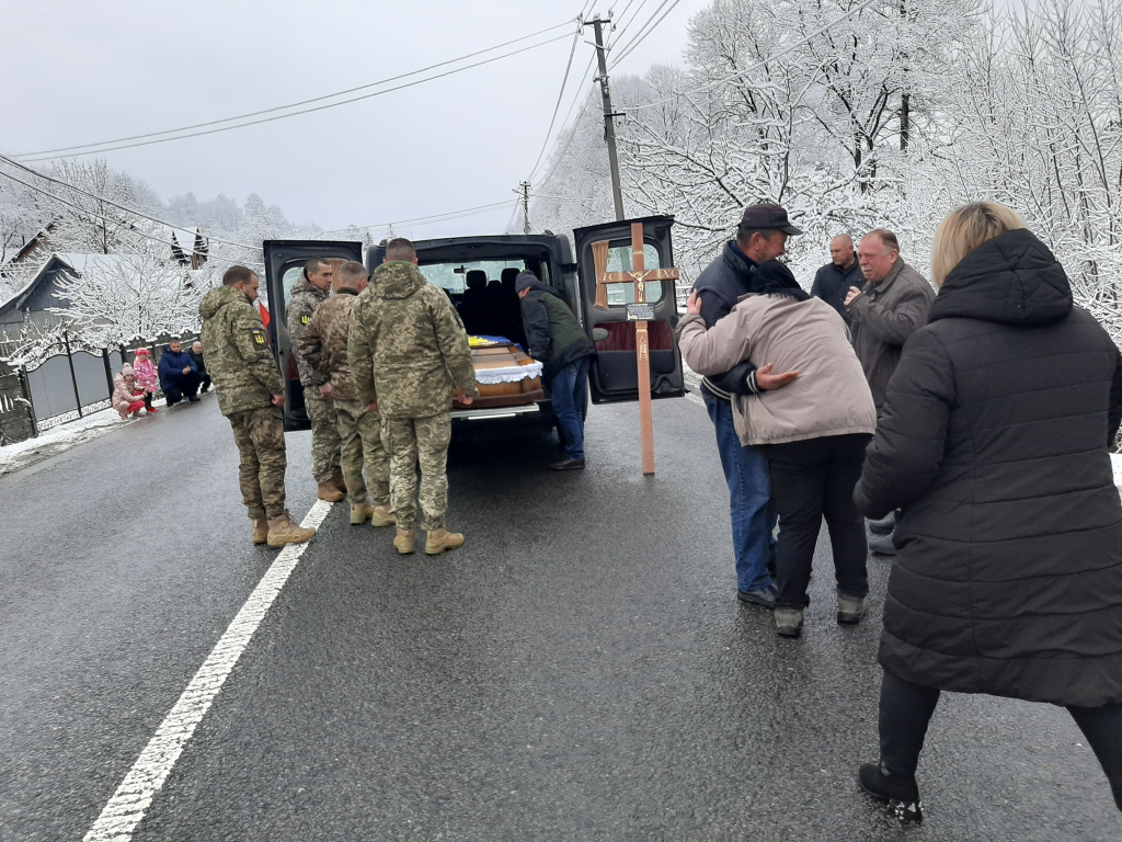 В рідному Делятині зустріли загиблого військовослужбовця Олександра Копчука