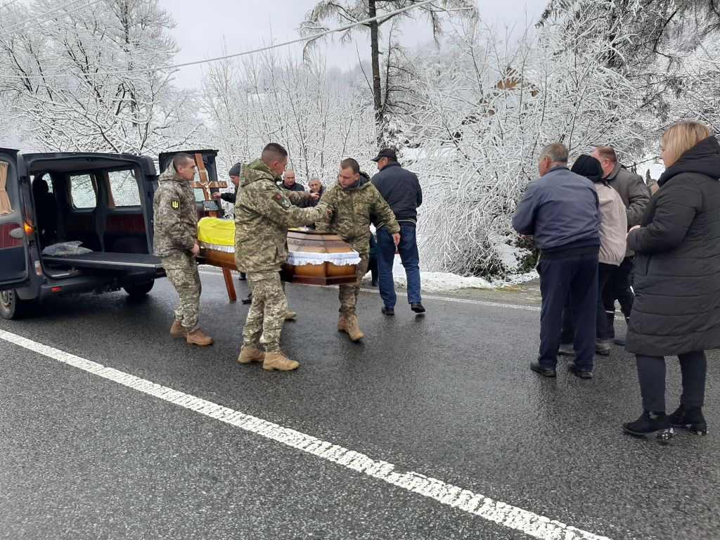 В рідному Делятині зустріли загиблого військовослужбовця Олександра Копчука