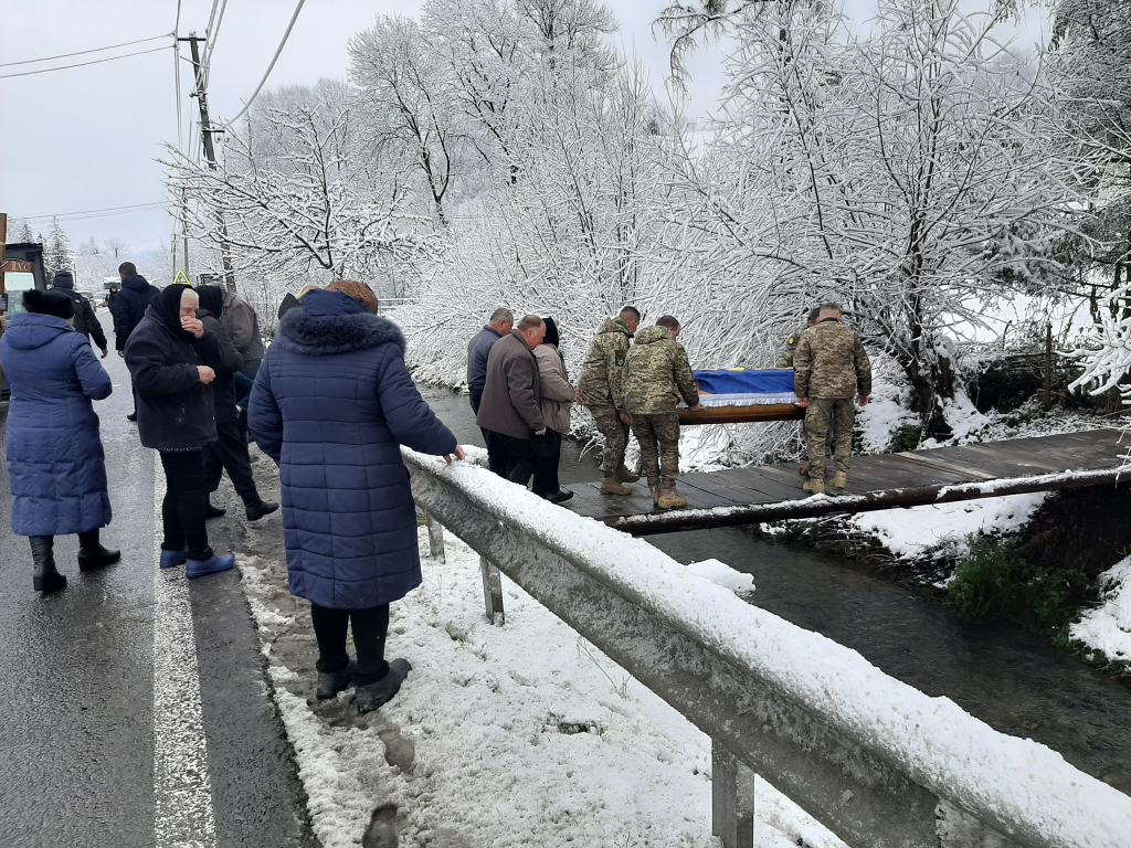 В рідному Делятині зустріли загиблого військовослужбовця Олександра Копчука