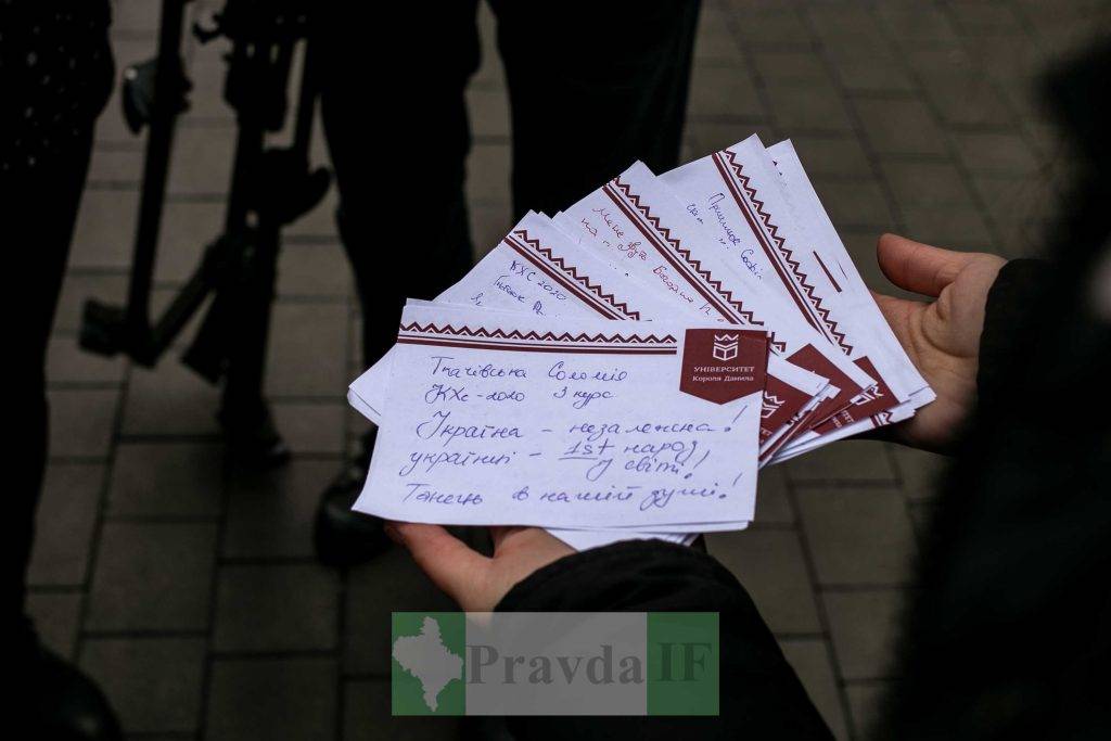 Франківські студенти,Капсула часу,Вкладання листів у капсулу