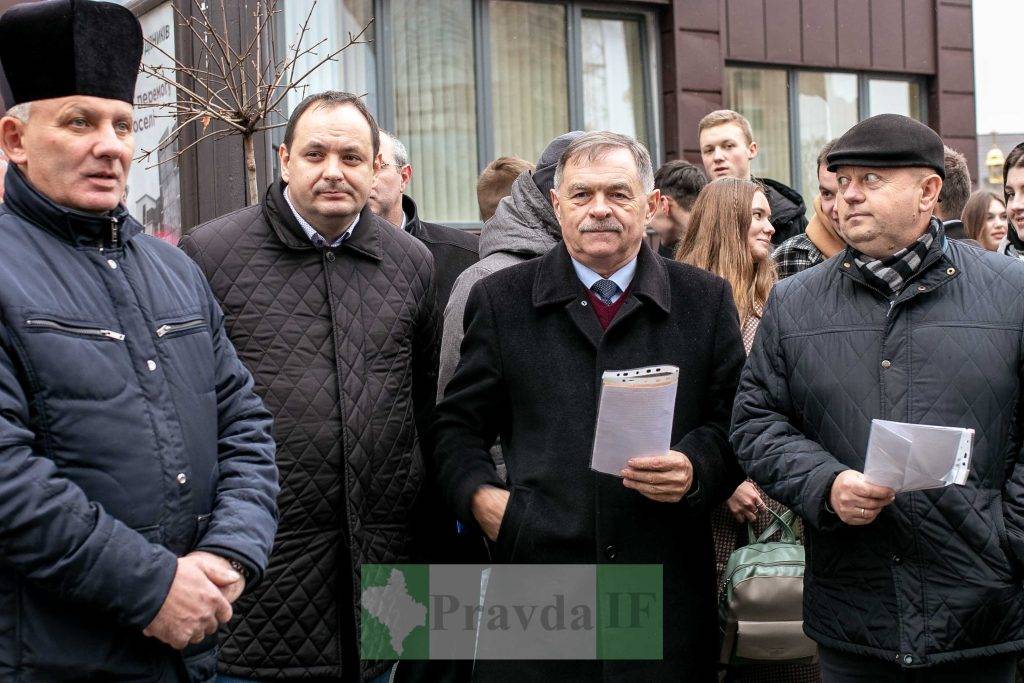 Франківські студенти,Капсула часу,Вкладання листів у капсулу
