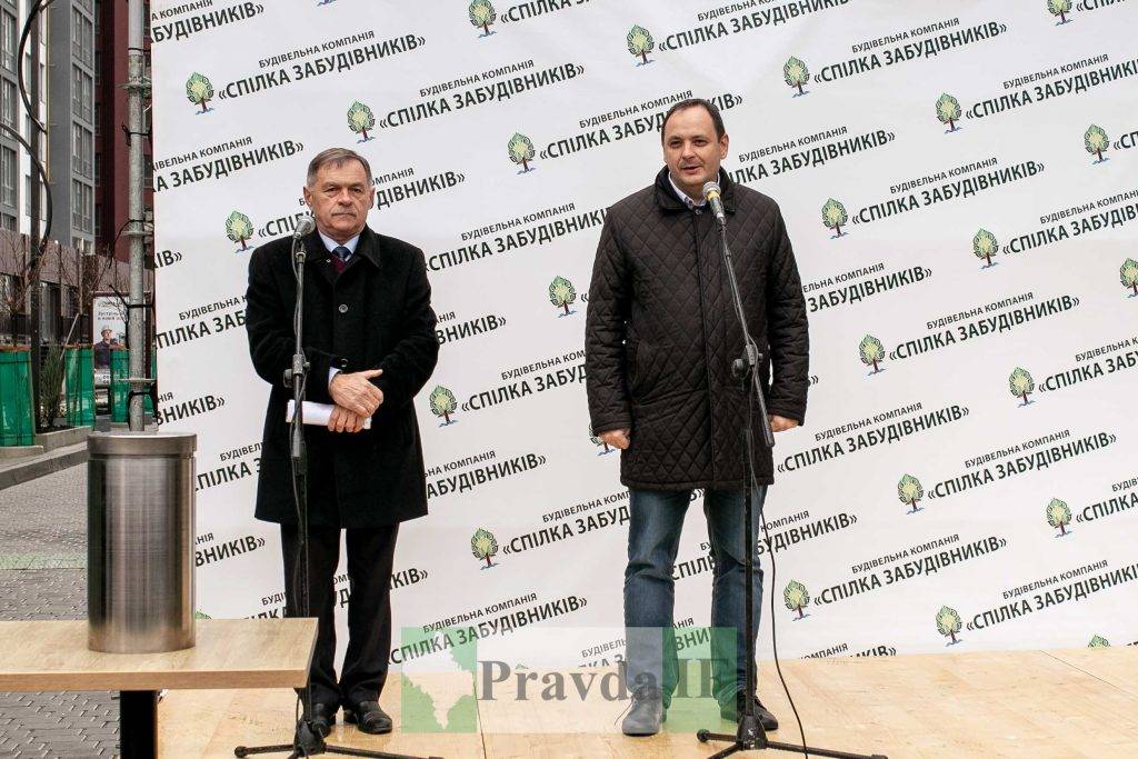 Франківські студенти,Капсула часу,Вкладання листів у капсулу