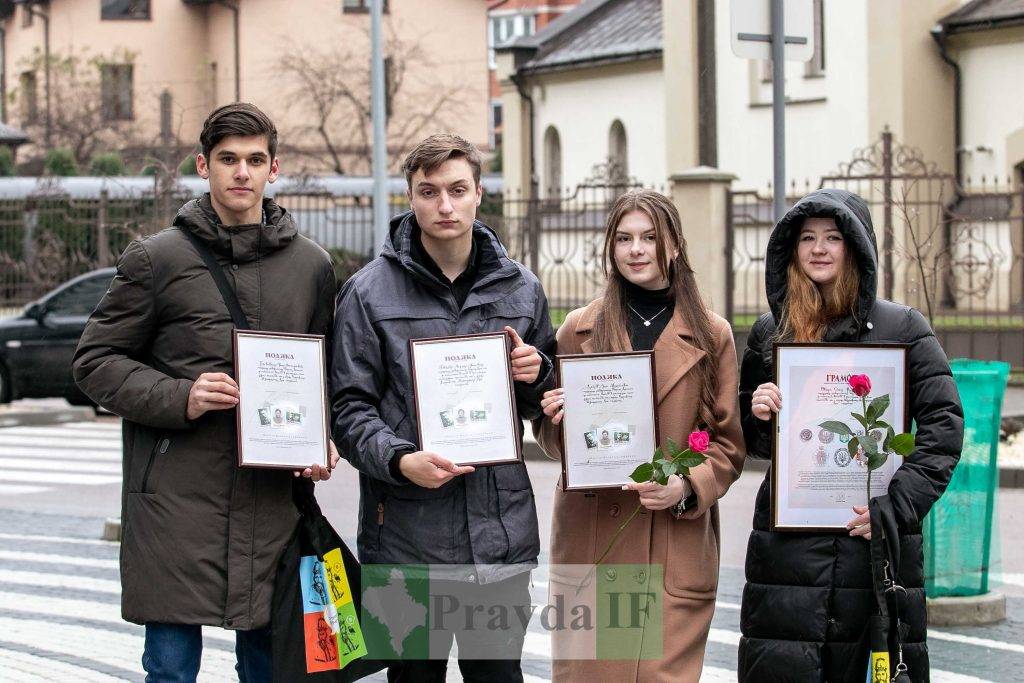 Франківські студенти,Капсула часу,Вкладання листів у капсулу
