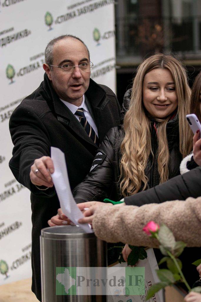 Франківські студенти,Капсула часу,Вкладання листів у капсулу