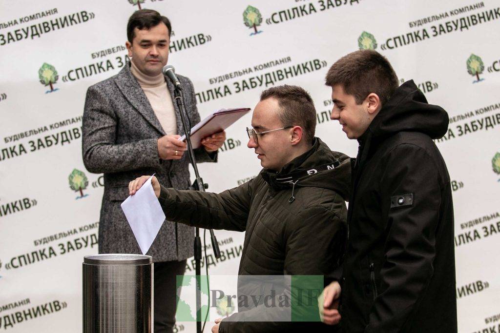 Франківські студенти,Капсула часу,Вкладання листів у капсулу