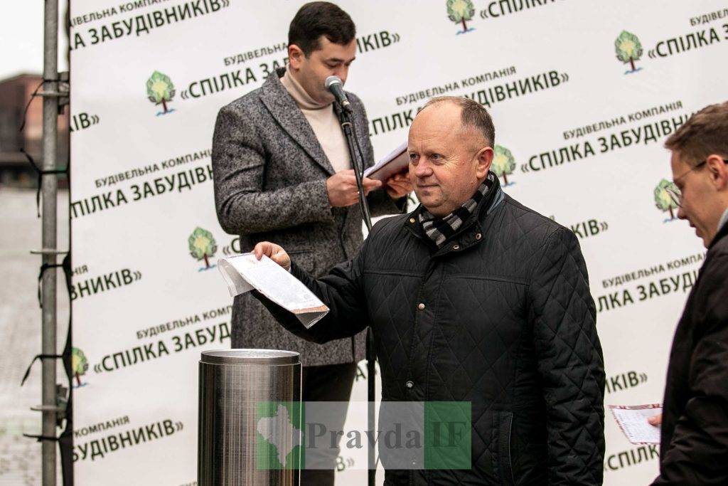 Франківські студенти,Капсула часу,Вкладання листів у капсулу