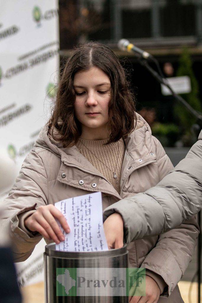 Франківські студенти,Капсула часу,Вкладання листів у капсулу