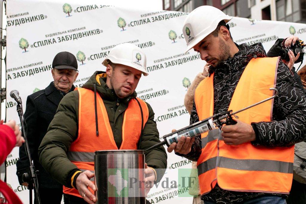 Франківські студенти,Капсула часу,Вкладання листів у капсулу