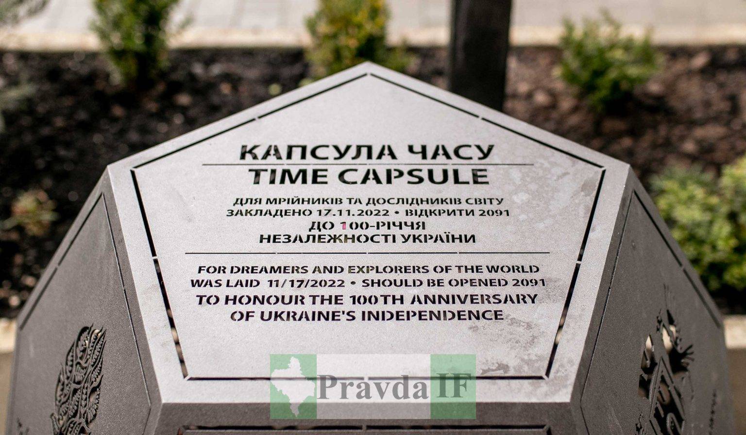 Франківські студенти,Капсула часу,Вкладання листів у капсулу