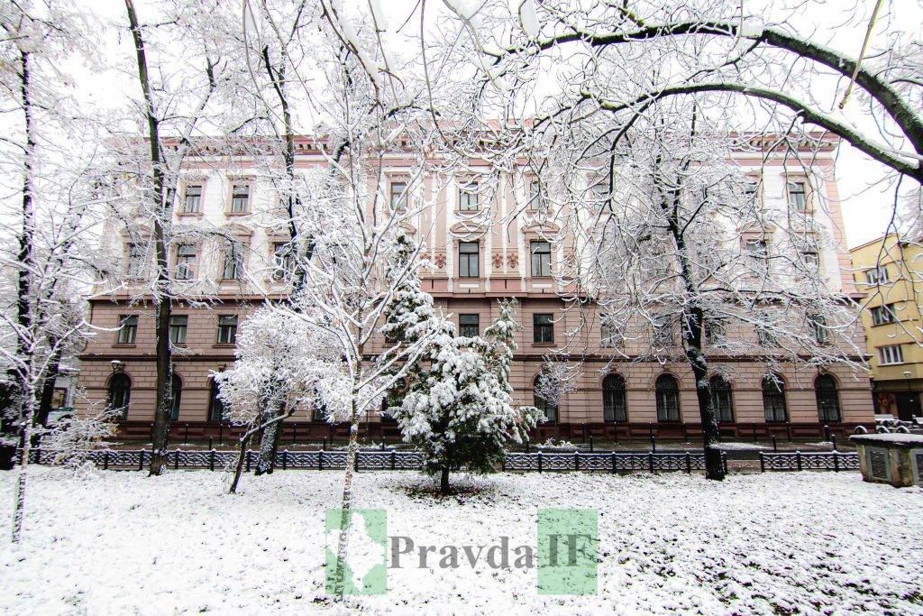 Івано-Франківськ засипало першим снігом ФОТОРЕПОРТАЖ